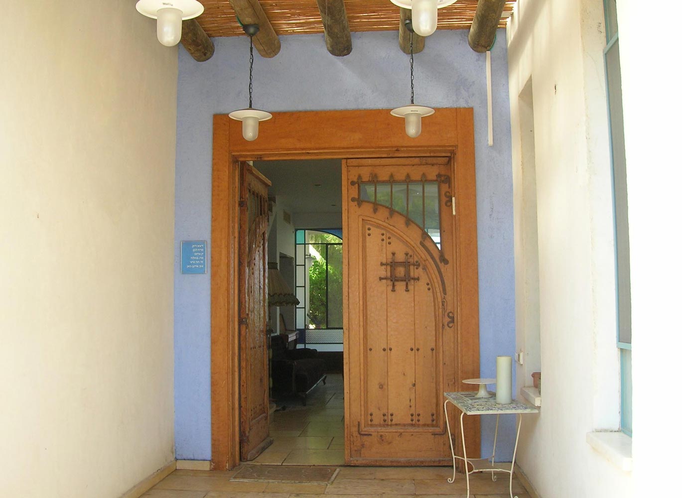 כניסה לבית בכפר ויתקין 2000 - טיח מינרלי