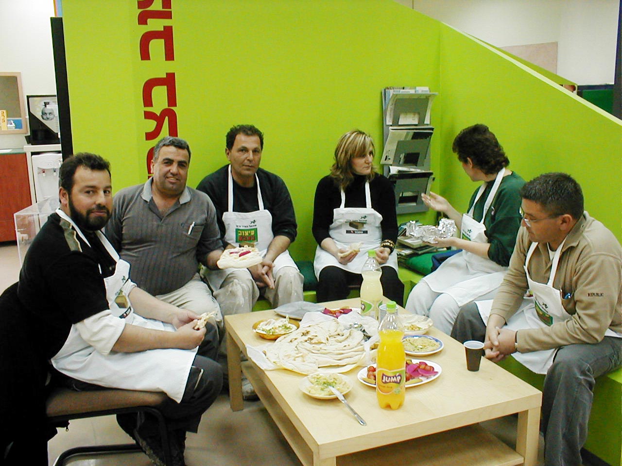 מחלקת צבע שמואל מאייר - עפולה. סנדא לעיצוב בצבע 2005