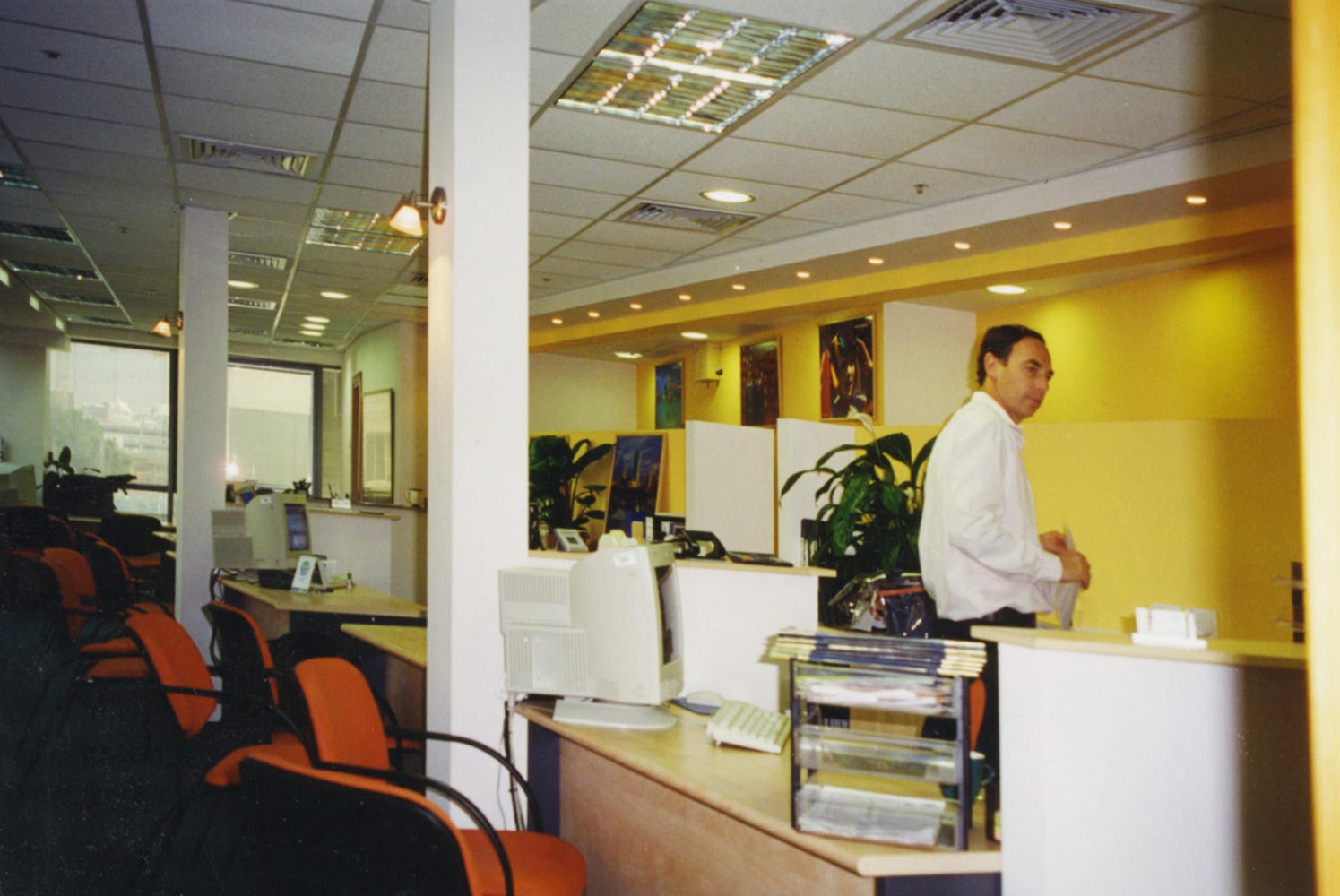 מחלקת צבע שמואל מאייר - עפולה. סנדא לעיצוב בצבע 2005