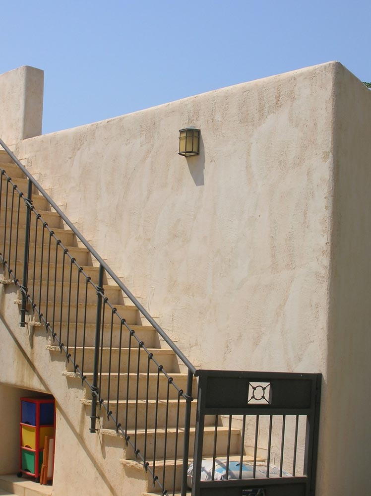 בית במכמנים - טיח מינרלי 2001