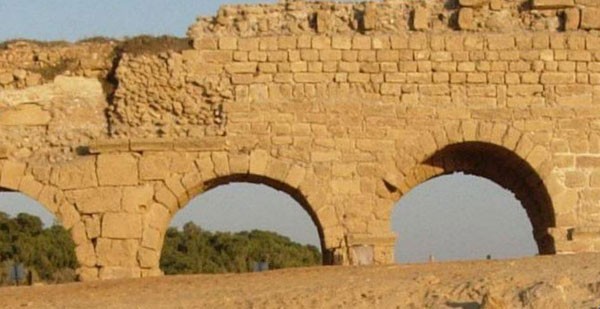 (אקוודוקט בקיסריה)